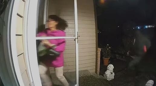 惊险!差0.5秒被入室 华妇察异样火速关门;3人打劫 屋主开枪送客