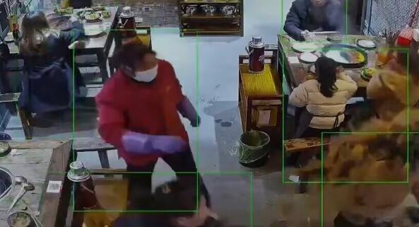 女子端起火锅兜头泼向邻桌客人,现场一片尖叫,警方:她患有精神疾病