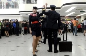 美航空姐空少自曝:薪水低得可怜,睡车上吃飞机餐省钱